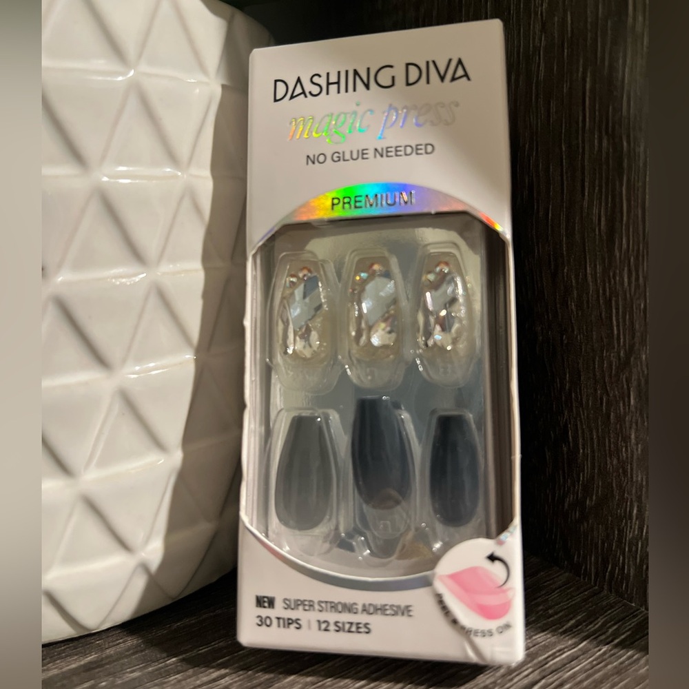 Dashing Diva Magic Press Premium Press-On Nails - Silver and Black